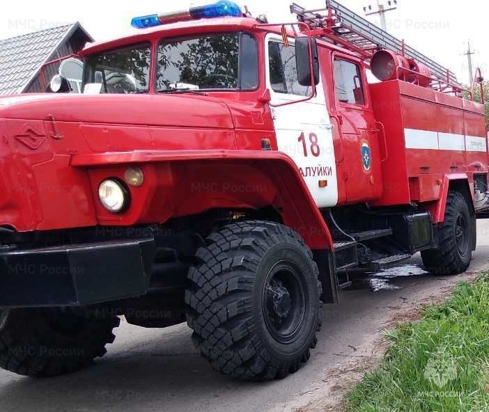 Спасатели МЧС России приняли участие в ликвидации ДТП в городе Валуйки на улице Никольская