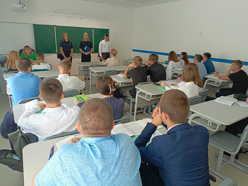 В Валуйском городском округе полицейские и общественники обсудили со школьниками проблему экстремизма