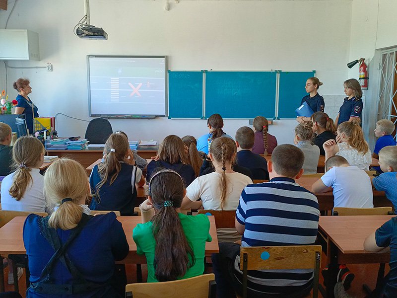 В Валуйском городском округе полицейские и общественники обсудили со школьниками проблему экстремизма