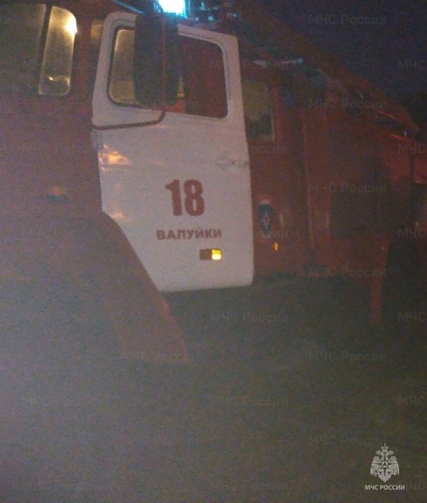 Спасатели МЧС России приняли участие в ликвидации ДТП в городе Валуйки Валуйского городского округа на улице Луначарского