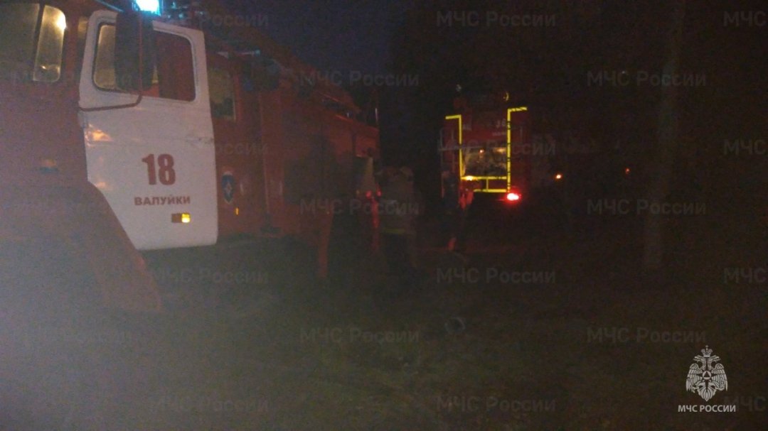 Спасатели МЧС России приняли участие в ликвидации ДТП в городе Валуйки на улице Никольской