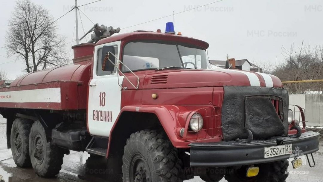 Спасатели МЧС России приняли участие в ликвидации ДТП в городе Валуйки на улице Степана Разина