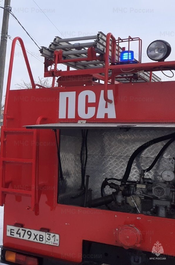Спасатели МЧС России приняли участие в ликвидации ДТП в городе Валуйки на улице Гвардейская