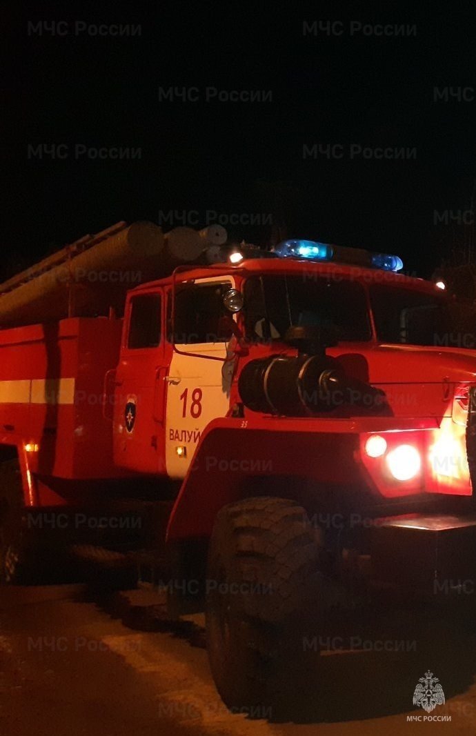 Спасатели МЧС России приняли участие в ликвидации ДТП в городе Валуйки на улице Совхозная
